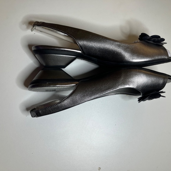 Woman’s Anne Klein iflex slip-on low-heeled Aklesta Sandal. 71/2 Med Pewter New - Picture 2 of 7